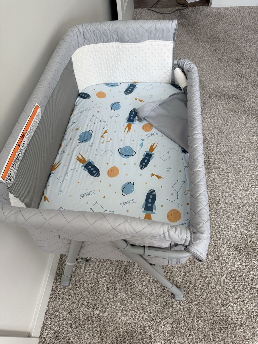 Baby Bedside Bassinet – Excellent Condition