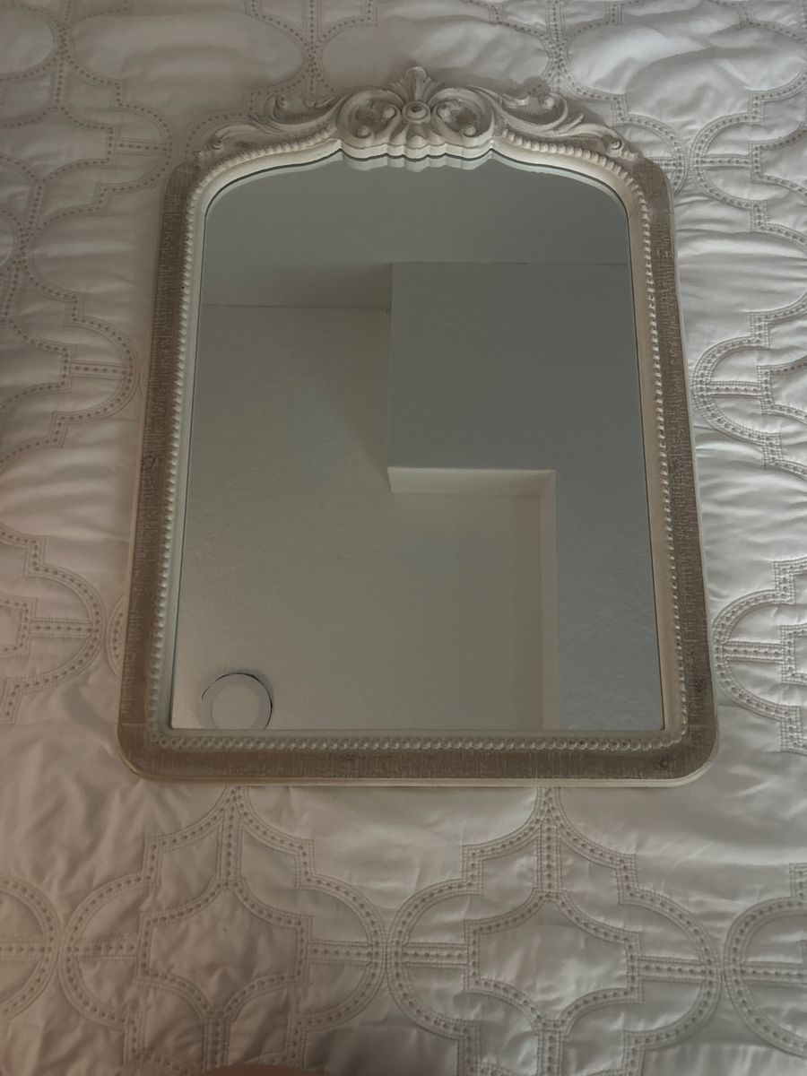 Beautiful Vintage-Style Decorative Wall Mirror – New