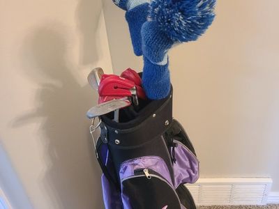 ladies RH golf set, pink and blue handles