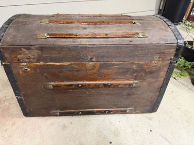 VINTAGE ANTIQUE WOODEN TRUNK