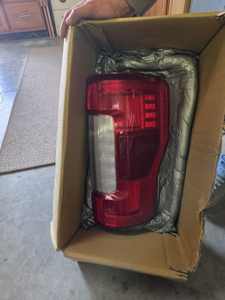 Ford F-250/F-350 Tail Light Assembly RH Passenger Side (2017-2022) OEM, Used