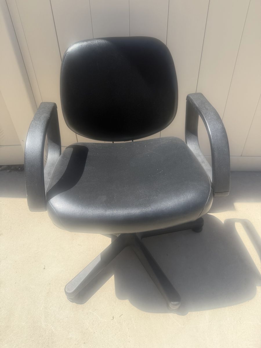 Salon shampoo chair