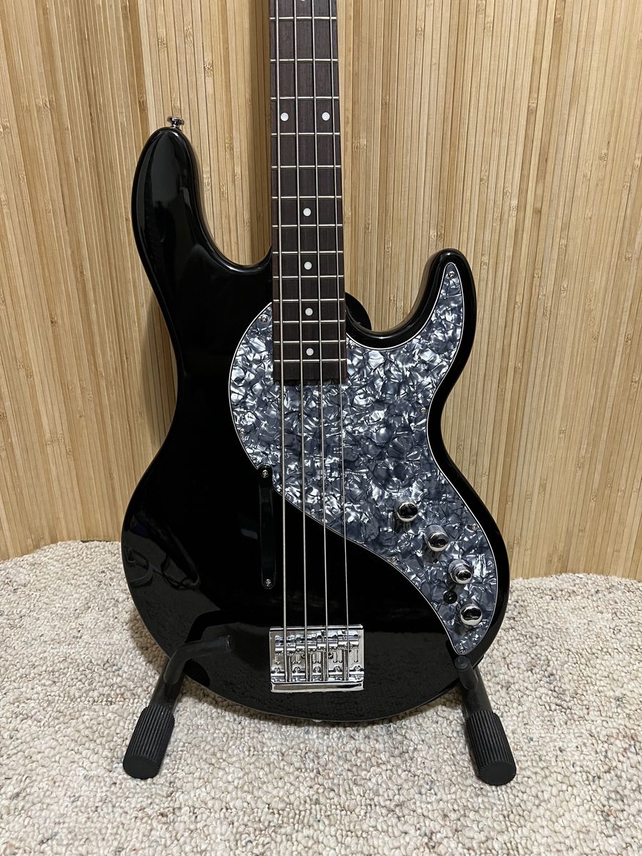 Line 6 Variax 700 Bass Guitar w/ Excellent Digital Bass Modeling, Bag, Power