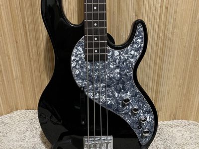 Line 6 Variax 700 Bass Guitar w/ Excellent Digital Bass Modeling, Bag, Power