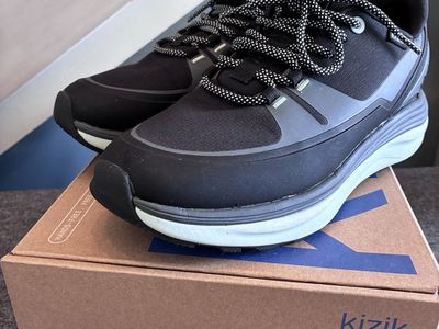 Kizik step-in sneaker. Women’s 8, brand new