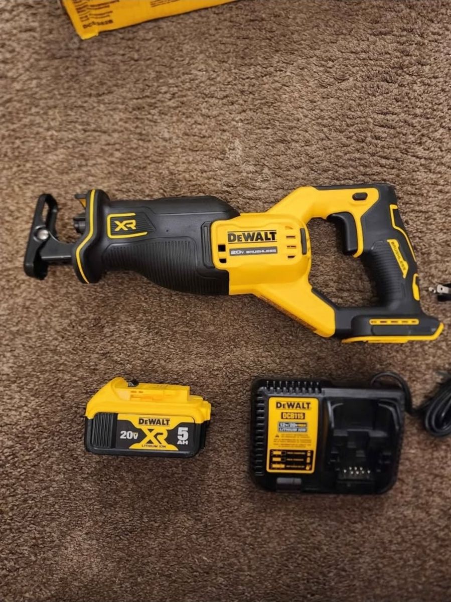 New DeWalt 20V MAX XR Brushless Reciprocating Saw Kit 5Ah Battery & Charger