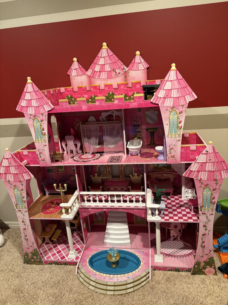 Dollhouse Castle With Light That Works And Toilet