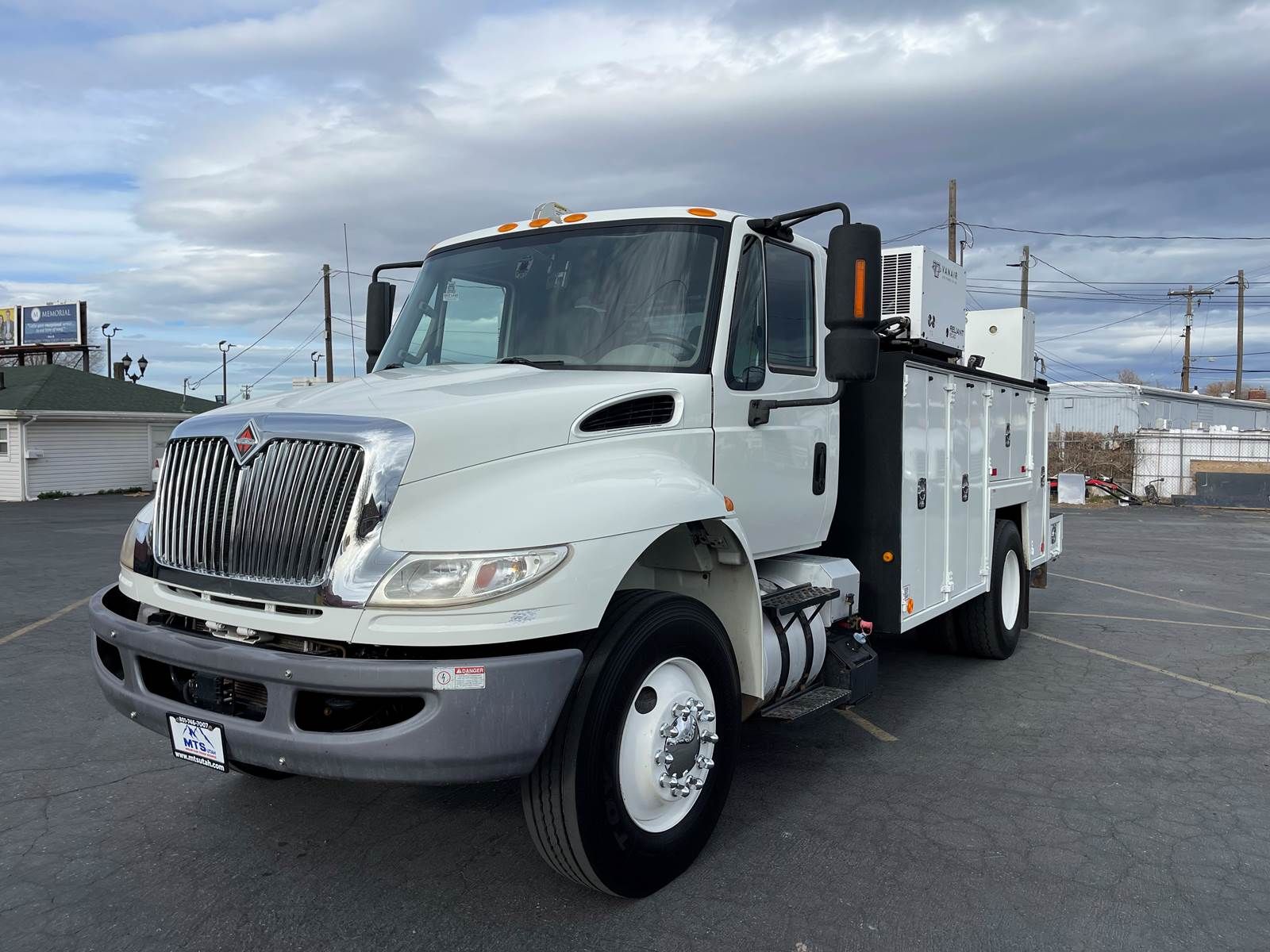 2018 INTERNATIONAL DURASTAR 4300 Mechanic/Service Truck - MAINTANER Body and Crane, Fully Equipped.