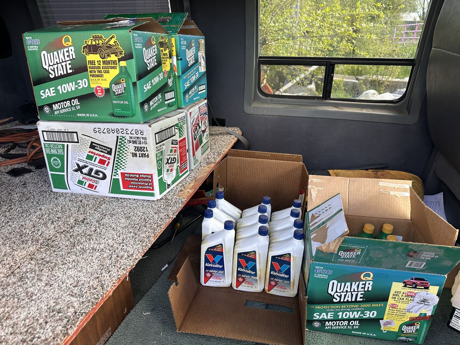 Auto Engine Oil unopened - 63 quarts total - Castrol, Quaker State, Valvoline. 10-30, etc