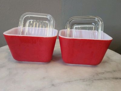 Vintage Pyrex Small Red Refrigerator Dishes With Ribbed Lids