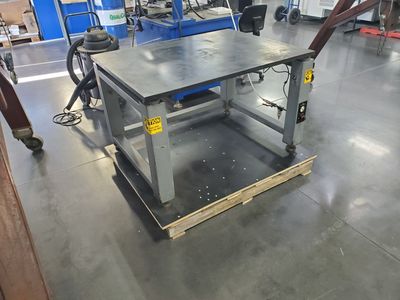 Self leveling anti-vibration steel table