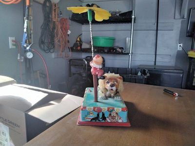 Vintage Circus Lion with Clown Tin Toy - Collectible Wind-Up