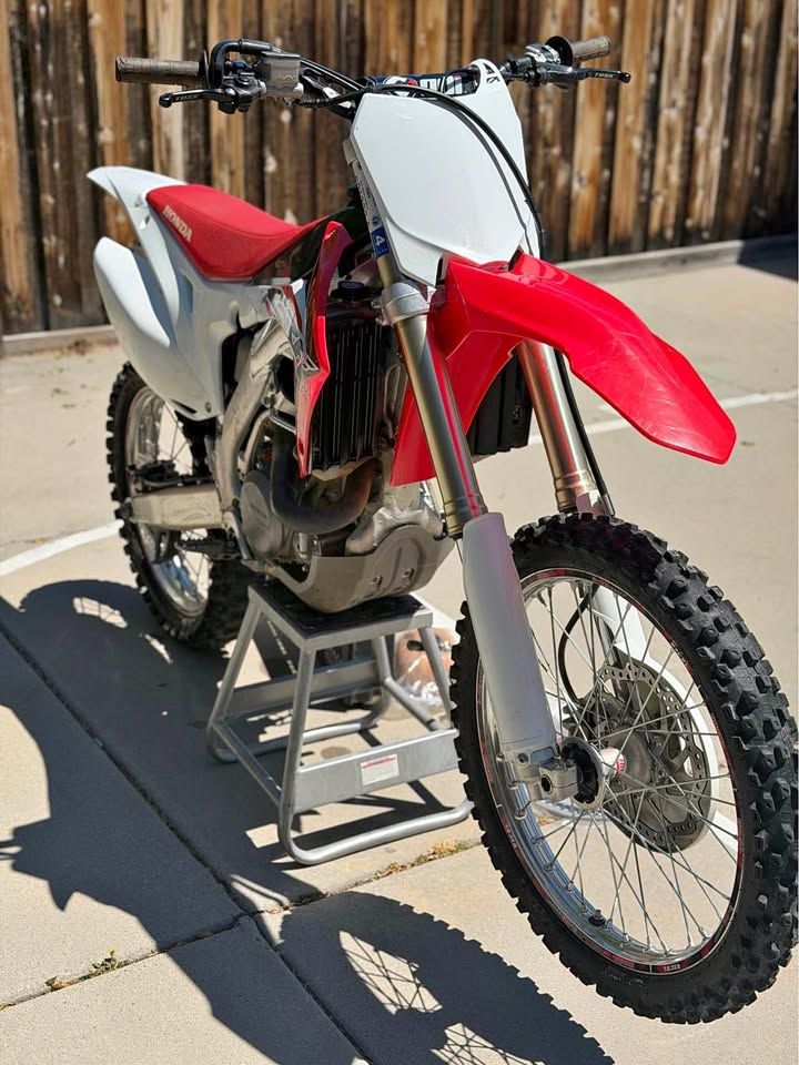 2016 Honda CRF450R Dirt Bike