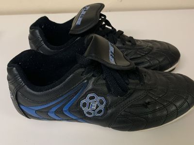 Youth Ester Soccer Cleats - Black/Blue - Size 5.5 Used Condition