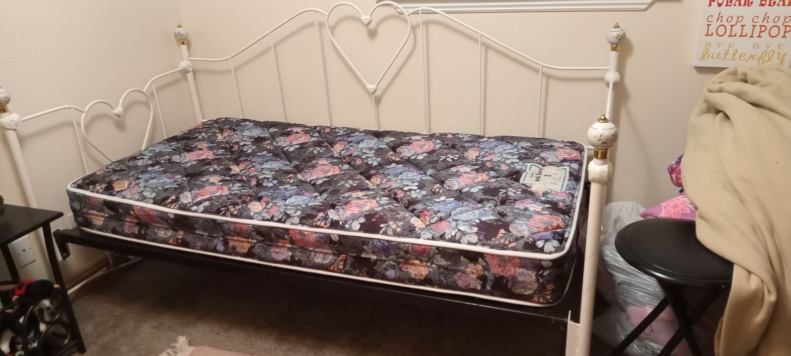 Day bed, single with sheets and comforter, pillows, mattress pad