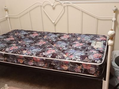 Day bed, single with sheets and comforter, pillows, mattress pad