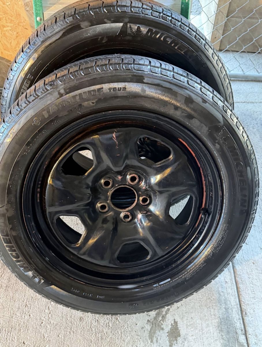 4 Michelin Latitude Tour Tires w/Wheels P235/55R18