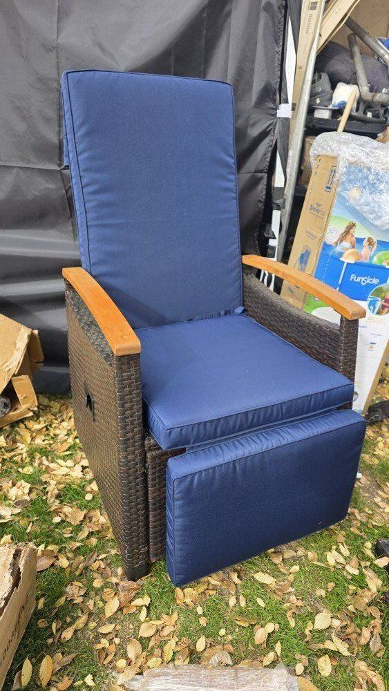 Outdoor Recliner with Side Table