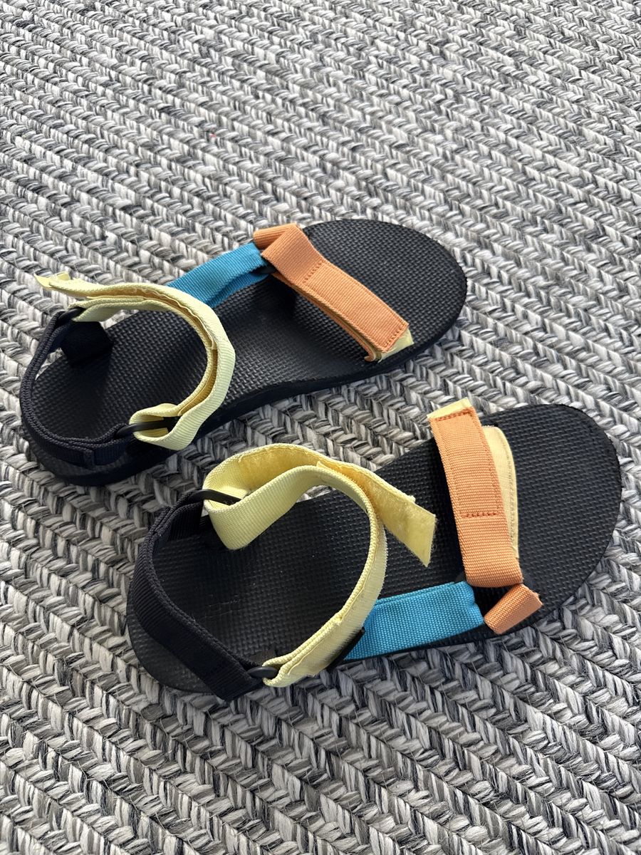 TEVAs woman’s size 9