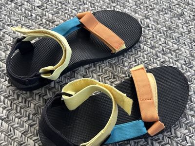 TEVAs woman’s size 9
