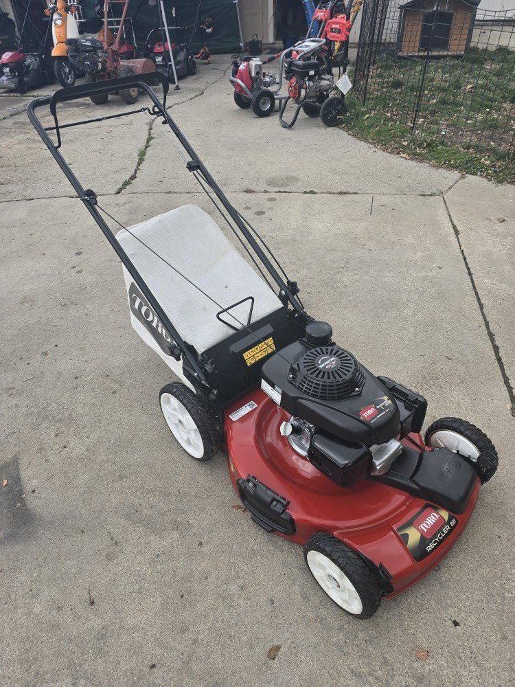 Self propelled Toro recycler w Honda power!