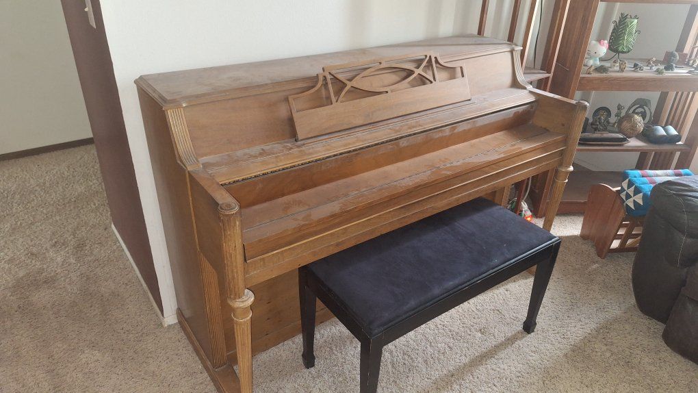 Upright piano
