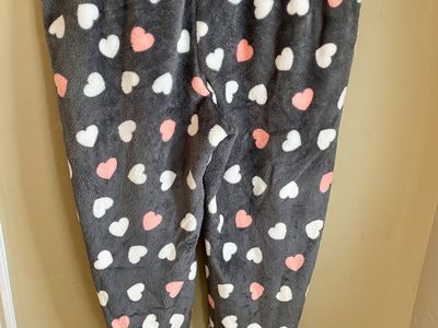 NEW! Womens Cozy Fleece Gray With Hearts Pajama Pants - Size 2X With Tie String - C PIX