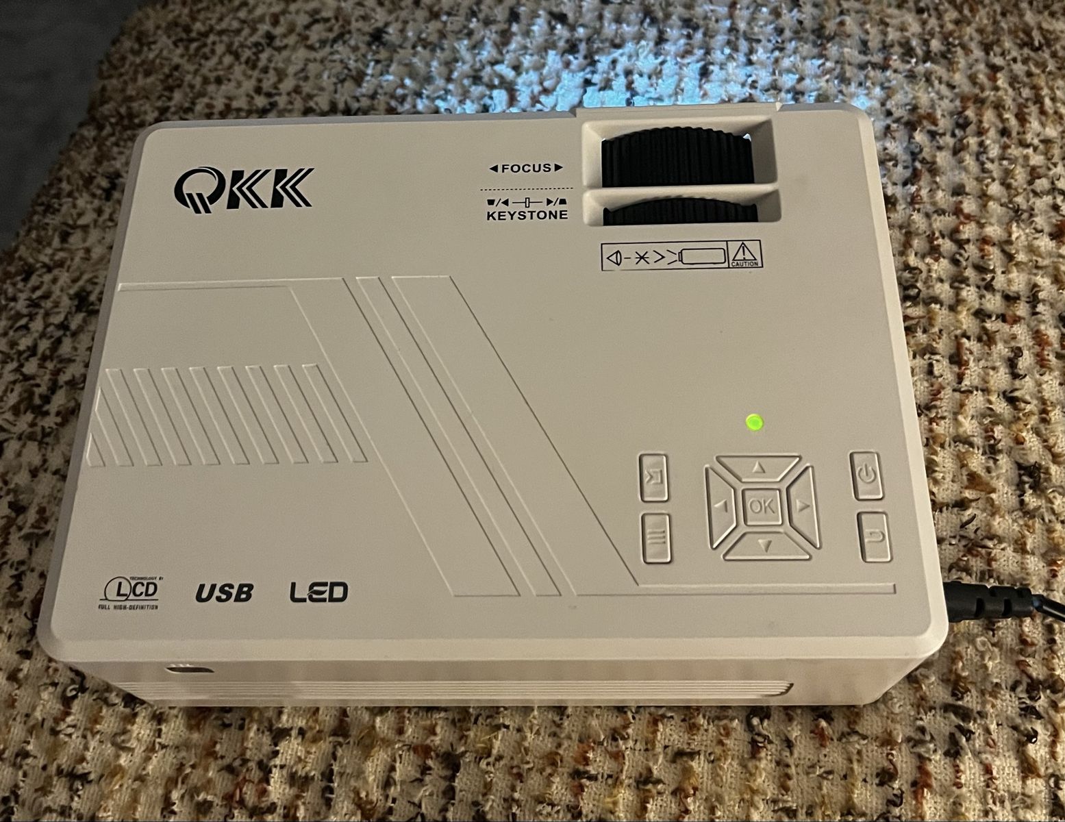 QKK Portable LED LCD Projector with Focus and Keystone Adjustment
