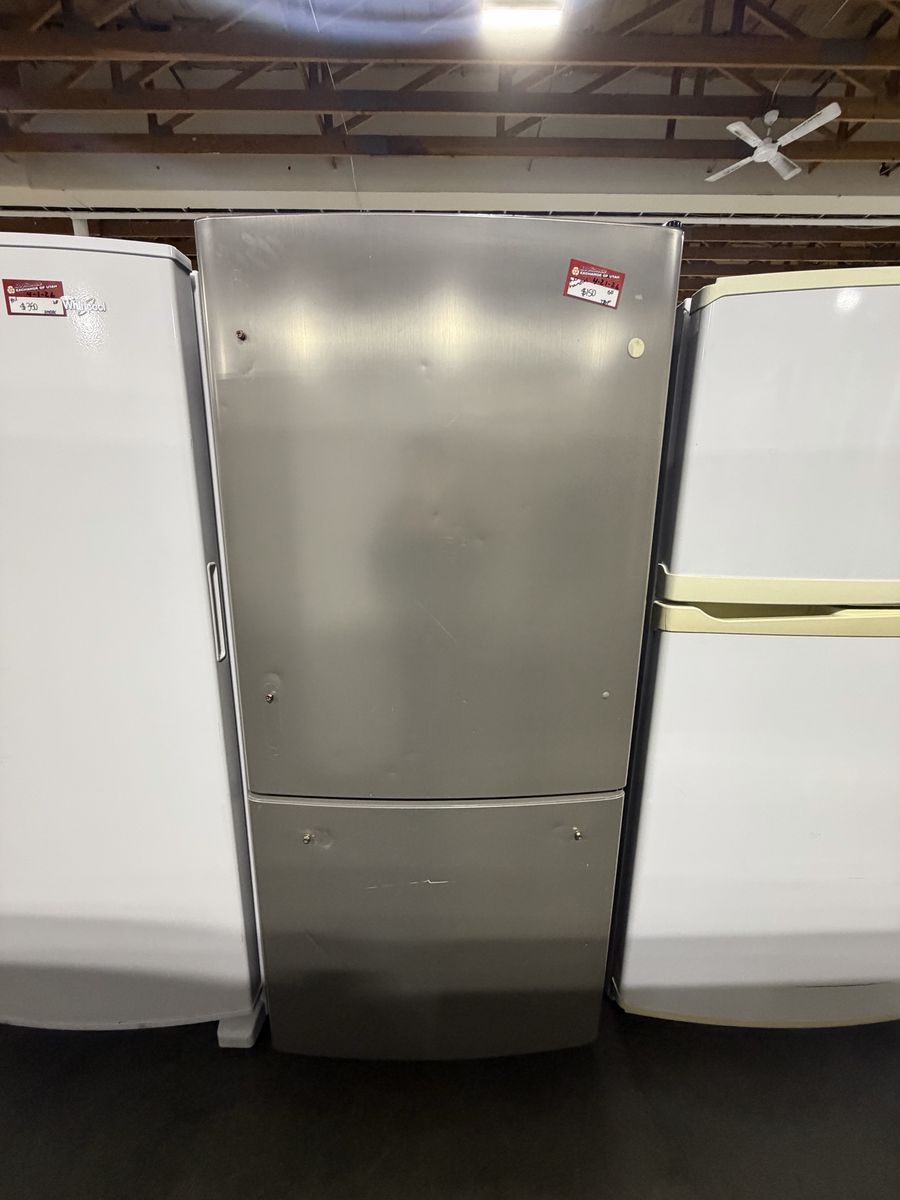 GREAT FOR GARAGE! GOOD GE TOP BOTTOM FRIDGE