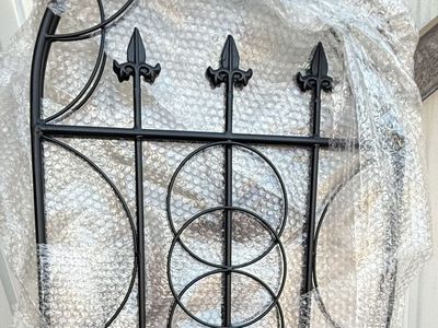 New 2 pack 68” metal garden trellis plant fence