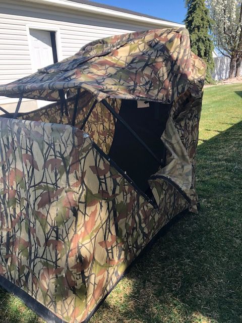 Portable pop-up hunting blind