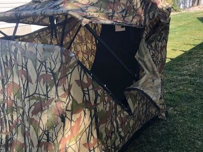 Portable pop-up hunting blind