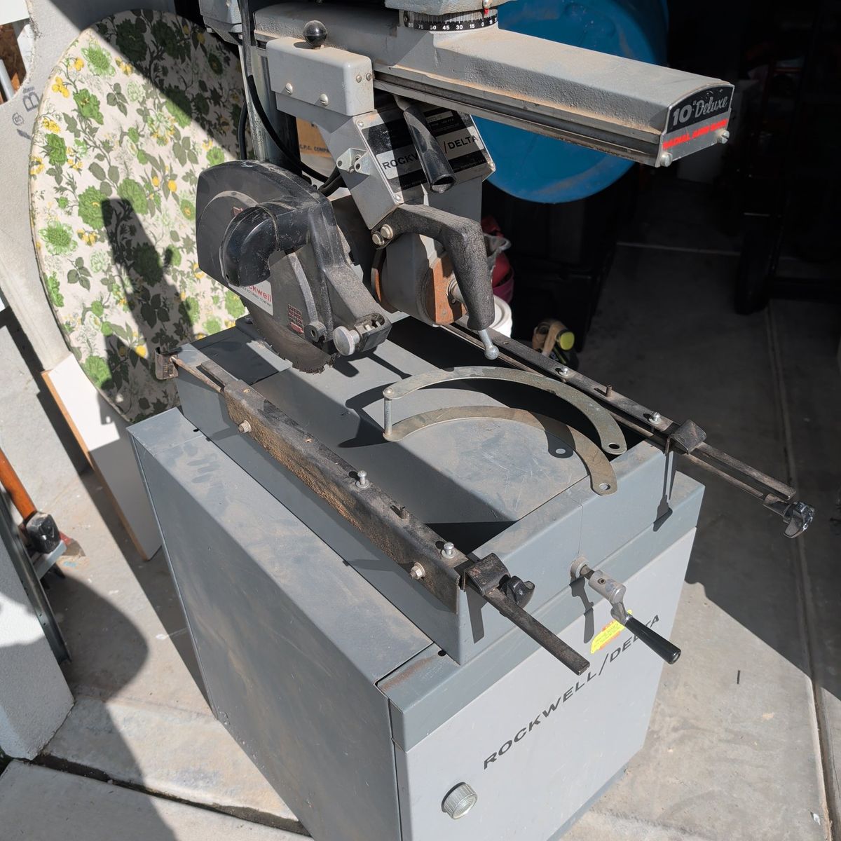 Radial Saw with Cabinet