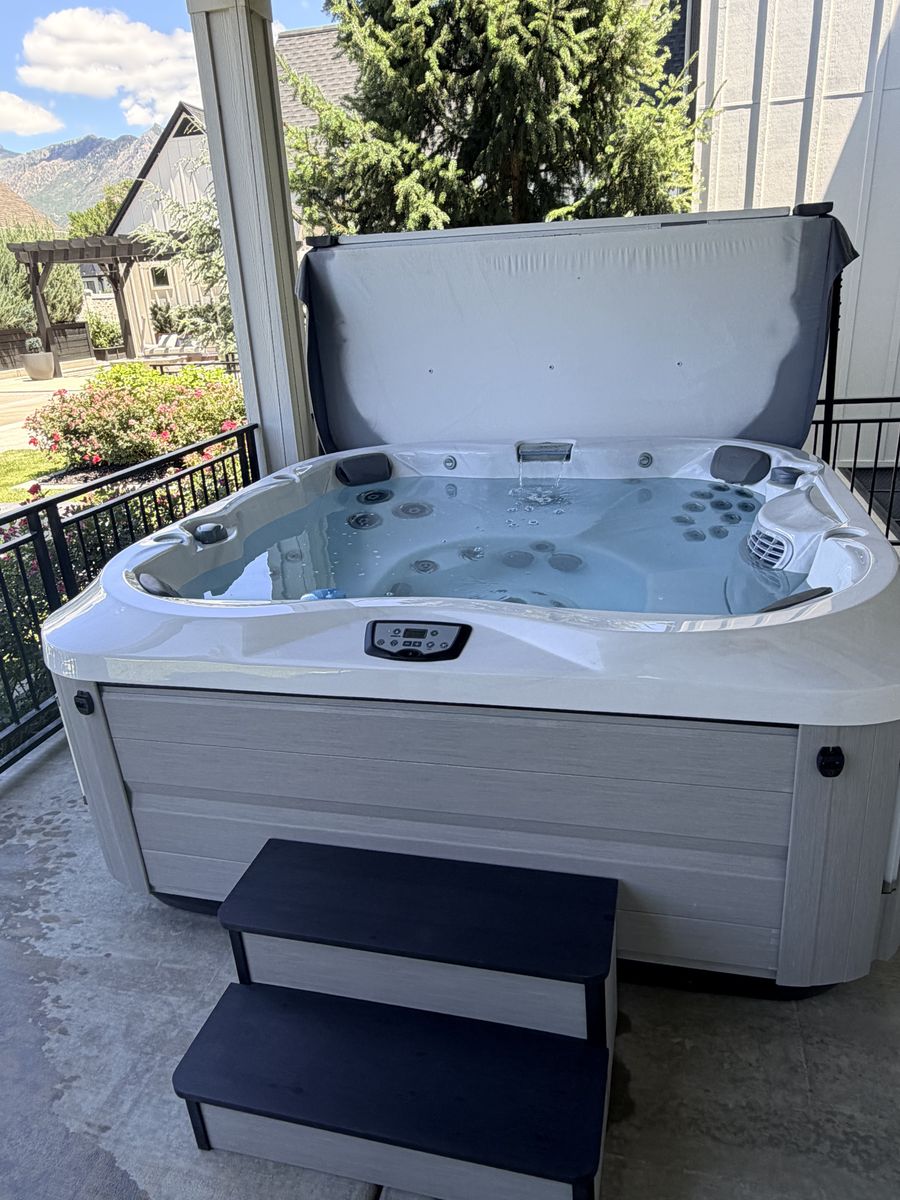 2020 Jacuzzi J-345 Hot Tub – Excellent Condition – Well Maintained