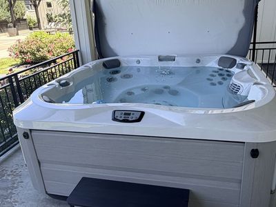 2020 Jacuzzi J-345 Hot Tub – Excellent Condition – Well Maintained