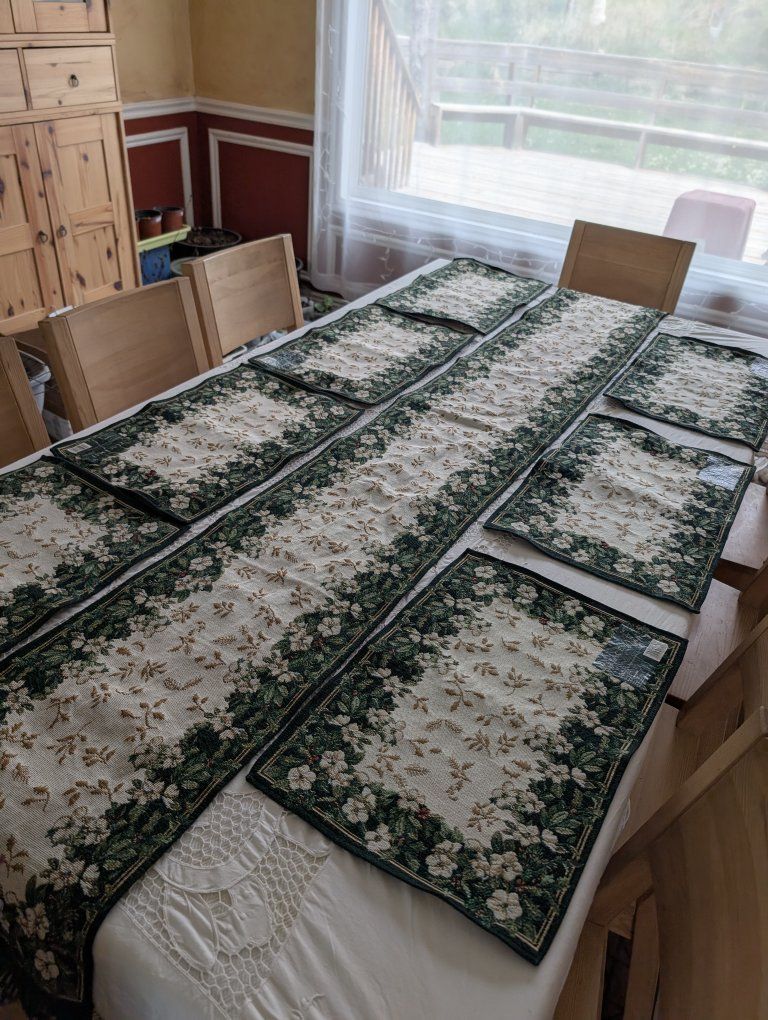 7 Christmas placemats and table runner