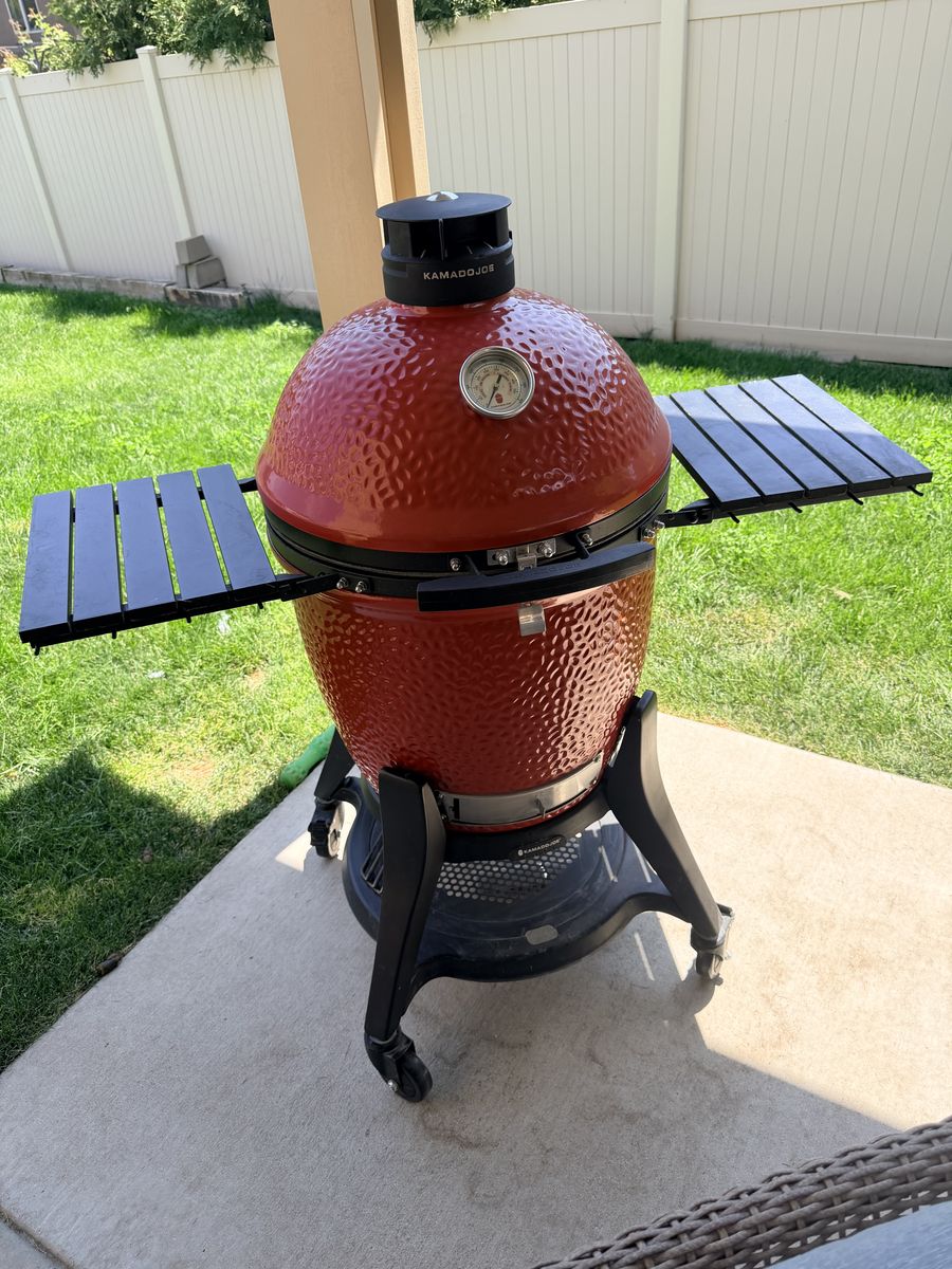 Like new Kamado Joe Classic Joe 3 smoker
