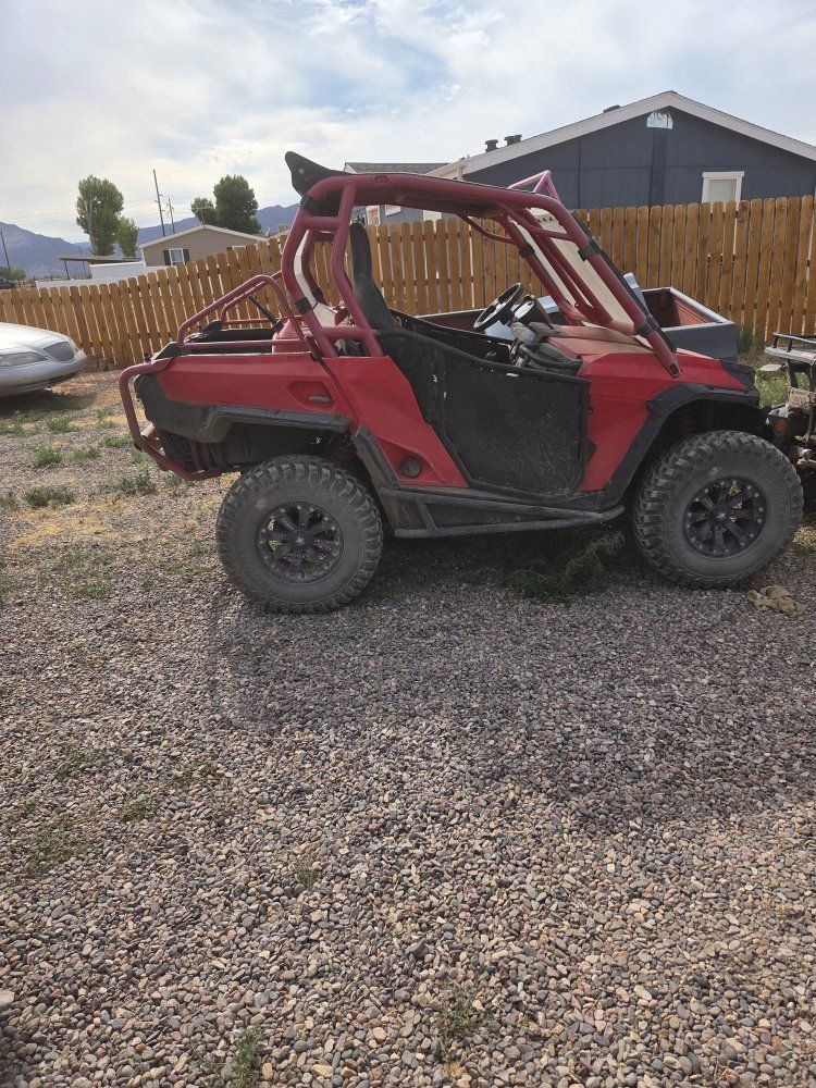 Used Red 2011 Canam commander 2-Seater Side-by-Side UTV - Off-Road Ready