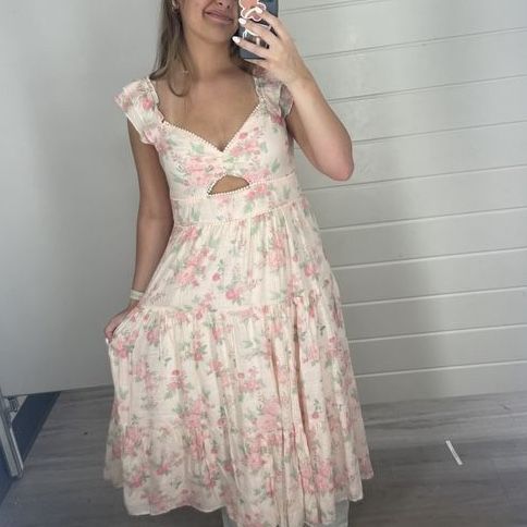 Pink flower dress with cut out size xl (I’m a size medium and this is how it fits)