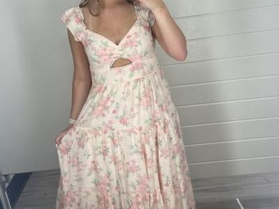 Pink flower dress with cut out size xl (I’m a size medium and this is how it fits)