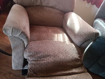 LA-Z-BOY Luxury Lift Power Recliner