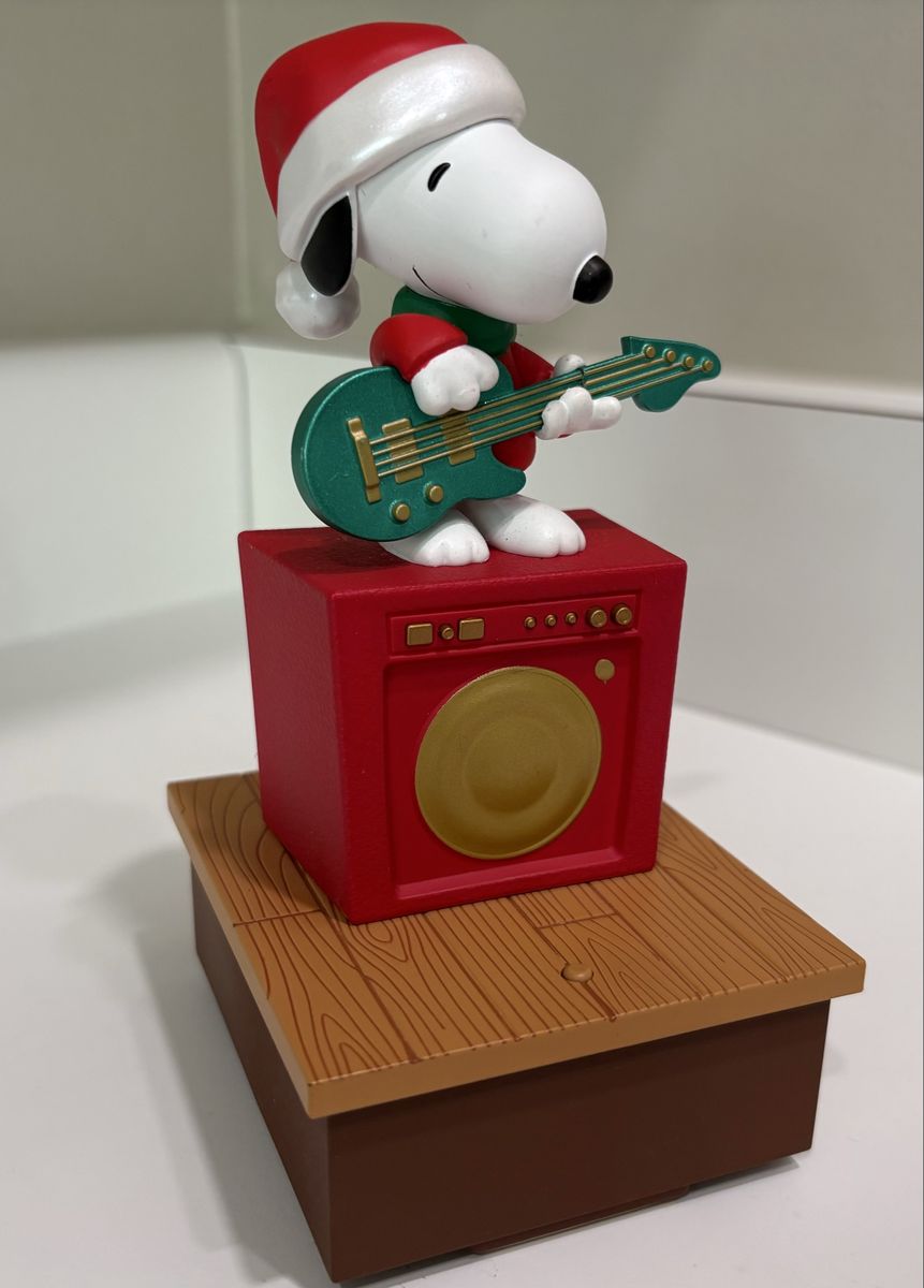 Hallmark Peanuts 2011 Snoopy Playing Guitar Musical Animated Christmas Tabletop Decoration