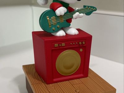 Hallmark Peanuts 2011 Snoopy Playing Guitar Musical Animated Christmas Tabletop Decoration
