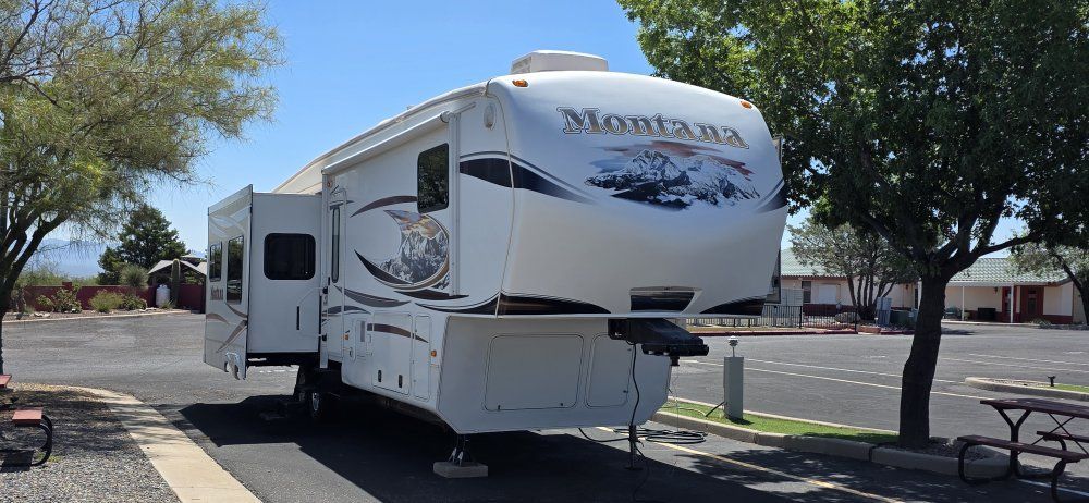 2012 Keystone Montana 39FT 5th Wheel – 3 Slides – Four Season Package