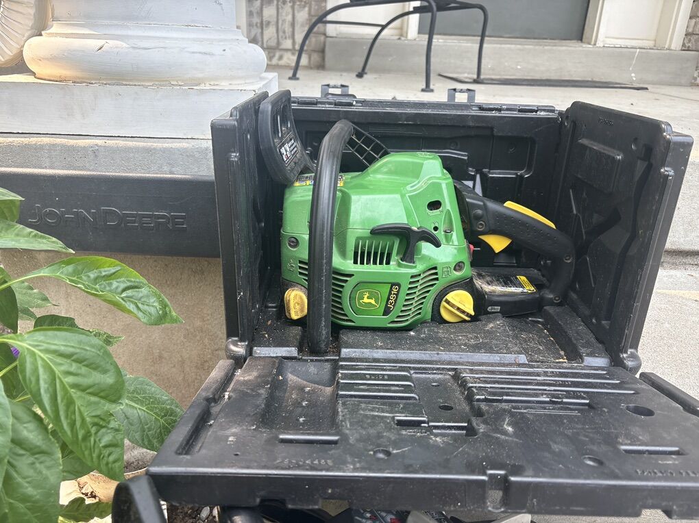 16 Inch John Deere Chainsaw w Carrying Box