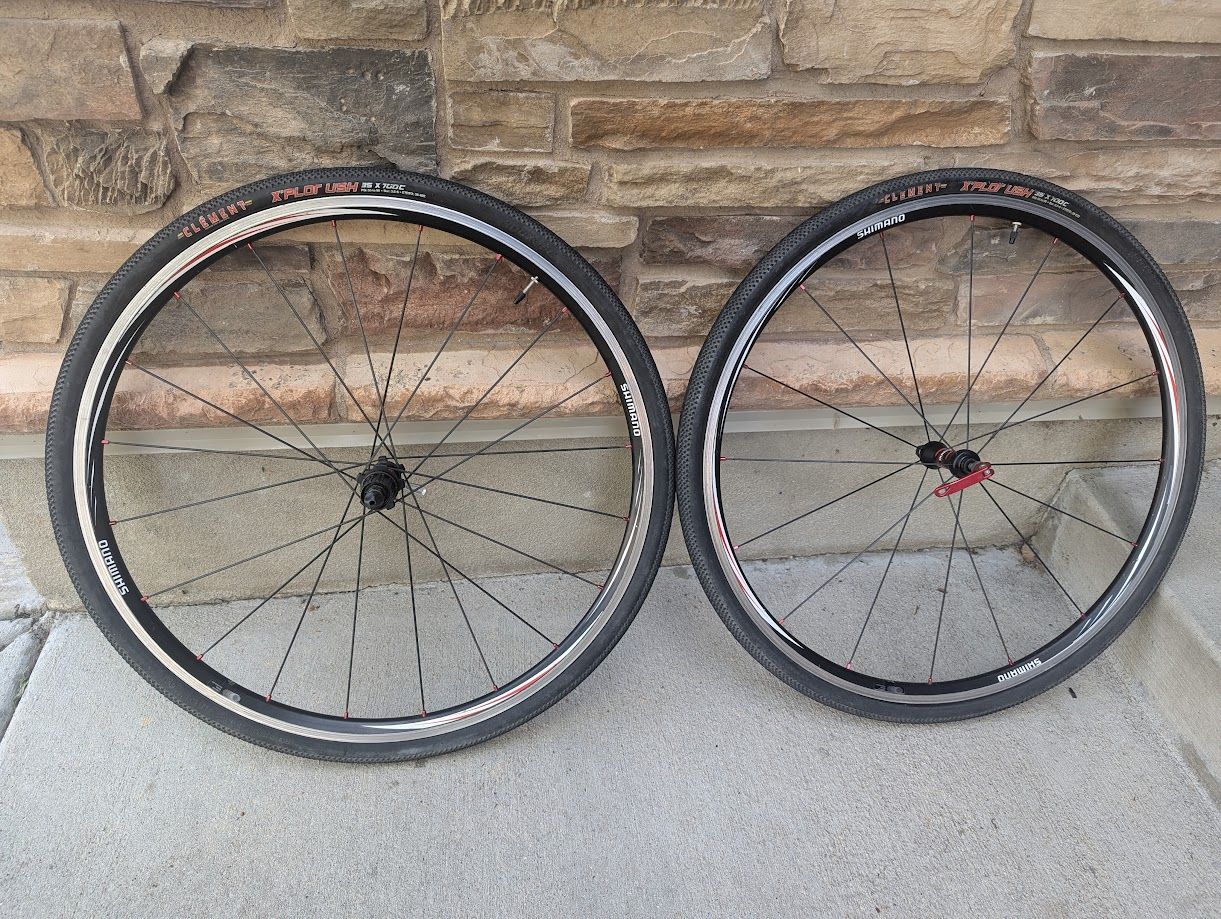 Shimano road wheelset. Bladed spokes, tubes and tires