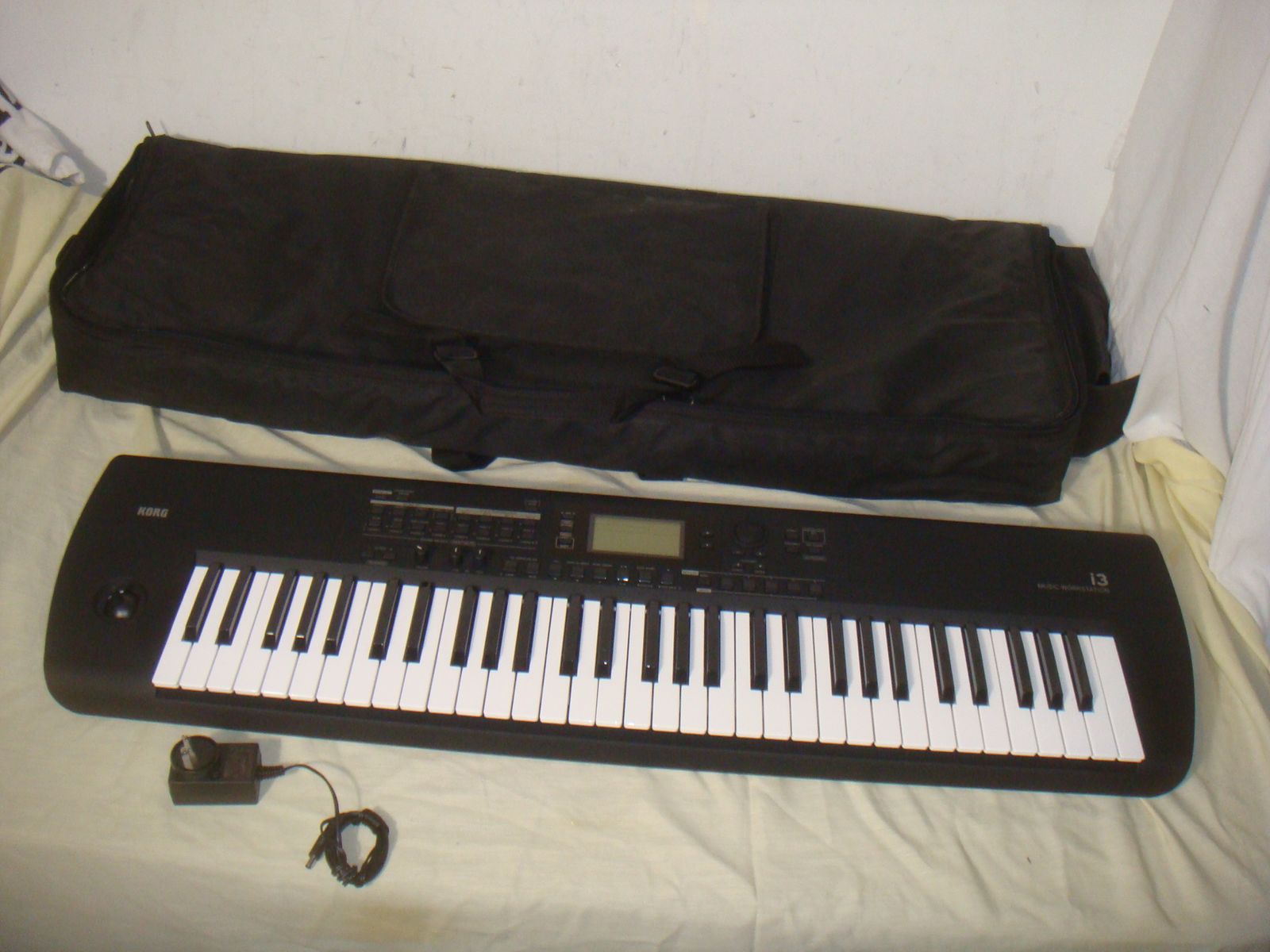 KORG i3 ARRANGER MUSIC WORKSTATION 61 KEY KEYBOARD WITH GIG BAG - READ!