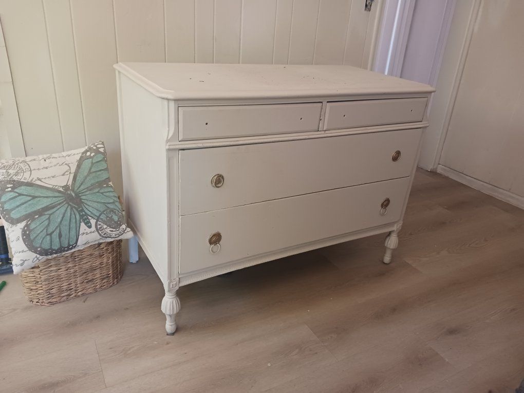 Vintage White Wood 4-Drawer Dresser Chest with Decorative Handles and Carved Legs