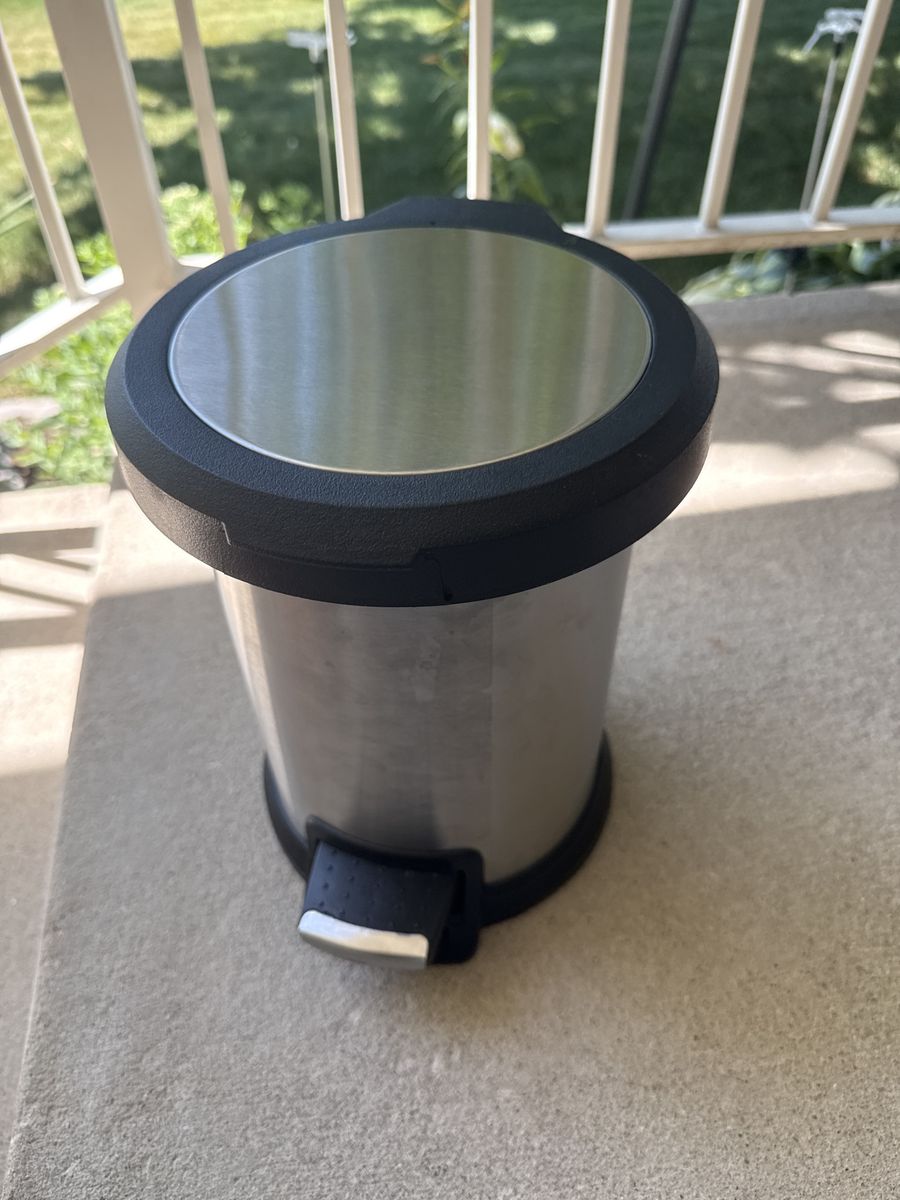 Step -on Trash can