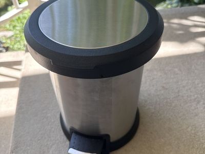 Step -on Trash can